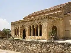 Galería románica de la iglesia de San Miguel de Sotosalbos (provincia de Segovia)