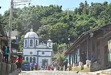 Fachada exterior de la iglesia de Inmaculada Concepción de María, donde también se observa la cruz del Mirador de la Cruz del Cielito Lindo.