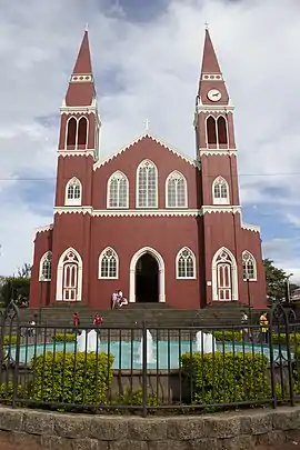 La Iglesia Nuestra Señora de las Mercedes en Grecia, de estilo gótico, está forjada en hierro y es patrimonio nacional.