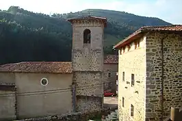 Iglesia y casonas de la localidad