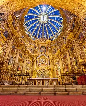 Altar mayor de San Francisco, atribuido a Jodoco Ricke, la Virgen de Quito en sus centro fue hecha por Bernardo de Legarda