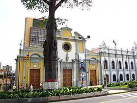 Iglesia de San Francisco de Asís en la avenida