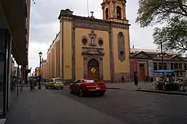 El templo y el Museo Federico Silva.