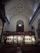 Coro de la iglesia sobre la puerta de acceso principal