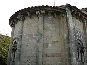 Ábside redondo en la iglesia de Sanfins de Friestas .