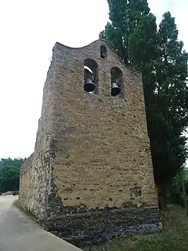 Espadaña de la iglesia de Santa Cecilia en Las Tierras Altas de Soria