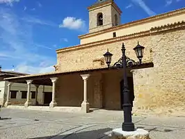 Fachada y atrio de la iglesia de la Asunción