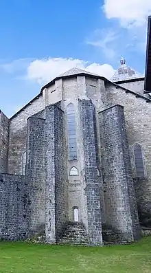 Vista exterior de la cabecera de la iglesia y de la cripta.