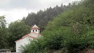 Templo de Santiago de Aces visto desde el fondo del cementerio parroquial.