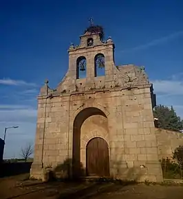 Portada y espadaña de la iglesia parroquial.