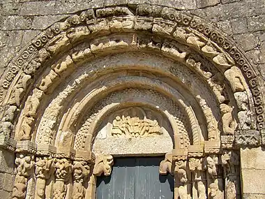 Tímpano de la iglesia de San Salvador de Bravaes , Cristo rodeado por dos de sus discípulos.