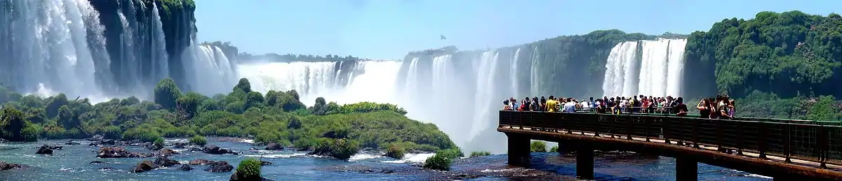 Las Cataratas del Iguazú se encuentran más de un 80 % en territorio argentino, fueron declaradas como Patrimonio de la Humanidad por la UNESCO y son una de las Siete maravillas naturales del mundo.