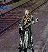 Madonna en The MDNA Tour con estilismo hawaiano