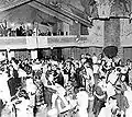 Fiesta de baile entre pavos reales (1945)
