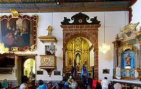 Izquierda a derecha: entrada a la capilla del Beato Carlos de Austria, púlpito y entrada a la capilla del Sagrado Corazón de María