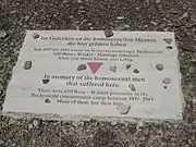 Triángulo rosa (Rosa Winkel en alemán) memorial para los hombres homosexuales asesinados en Buchenwald.