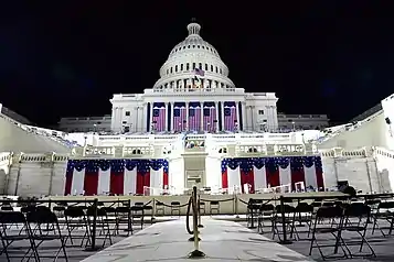 Edificio del Capitolio de los Estados Unidos visto de frente iluminado en la noche.