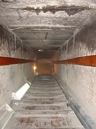 Pasaje de descenso al interior de la pirámide.