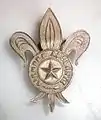 Insignia de los Exploradores de España (1922-1931) para sombrero «cuatro bollos», típica prenda de cabeza para los boy scouts