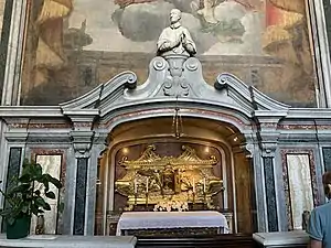 Altar con el relicario del corazón de San Carlos Borromeo