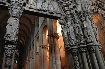 Pórtico de la Gloria de la catedral de Santiago de Compostela, del Maestro Mateo, periodo final de la escultura románica.