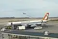 El avión involucrado en el accidente fotografiado en abril de 1968. Al fondo se ve un Hawker Siddeley Trident despegando.