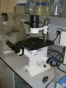 Microscopio invertido usado en la industria del tejido.