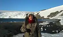 Irene Schloss posando frente a la caleta Potter y el glaciar.