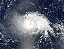 Una imagen que muestra el vasto escudo de cirros que acompaña al huracán Isabel en 2003