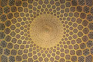 La decoración conduce la mirada al centro, a medida que los anillos de las bandas ornamentadaes llenos de patrones arabescos se hacen cada vez más pequeños.