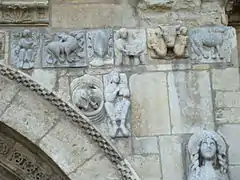 detalle de la decoración de la puerta del Cordero de San Isidoro de León