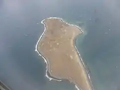 La Isla Magdalena desde un avión de LATAM. El faro se encuentra en el centro de la isla.