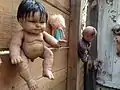 Muñecas colgando en las paredes