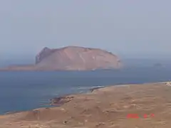 El islote de Montaña Clara visto desde las Montañas Agujas