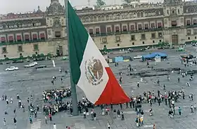 Ceremonia de izamiento de la bandera monumental en la plaza de la Constitución a las 06:00.