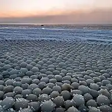 Bolas de hielo en la playa de Stroomi.