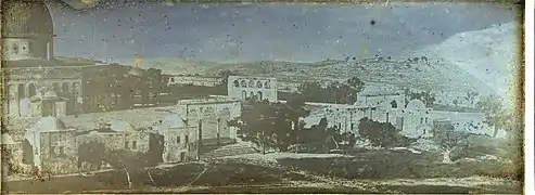 Jerusalén, Monte del Templo o Explanada de las Mezquitas, hacia 1842. Panorama de 8,8 x 23,5 cm. Girault de Prangey.