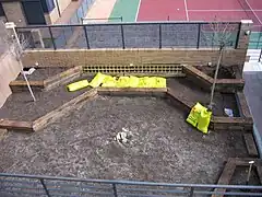 Jardineras realizadas con traviesas de tren en el jardín de una vivienda particular adosada. Antes de la plantación.