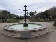 Fuente construida en 1960 para conmemorar la visita de Charles de Gaulle.