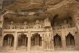 Monumentos y estatuas talladas en la roca de cuevas relacionadas con el jainismo, excavadas en la pared de la roca dentro de las  cuevas de Siddhachal, fuerte Gwalior