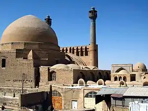 A la izquierda, la gran cúpula Nizam al-Mulk, a la derecha la cúpula más pequeña Taj-al-Molk, de la mezquita del Viernes de Isfahán