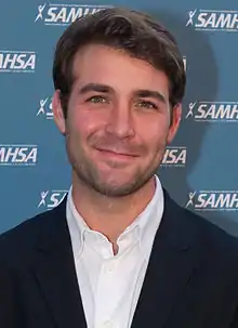 James Wolk como Jackson Oz.