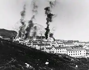El pueblo de Dutch Harbor después del ataque japonés.