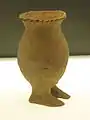 Pequeña jarra con dos pies humanos. Terracota, H 13 cm aprox. Qijia (?). Gansu o Qinghai, 2.º milenio a. C. Museo Rietberg, Zúrich,