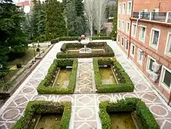 Jardín del edificio principal