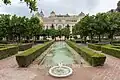 Vista del lateral del ayuntamiento desde los jardines de Pedro Luis Alonso.