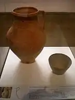 Jarra de cerámica romana y cuenco de paredes finas. Finales del siglo II.