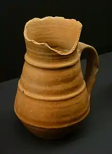 Jarro de cerámica hispano-musulmana perteneciente al importante conjunto hallado en el solar del Consejo Consultivo de Castilla y León. Cerámica bruñida, siglos viii y  ix.