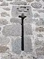 Saetera con la Cruz de Jerusalén bajo relieve. Castillo de los Mendoza en Manzanares el Real.