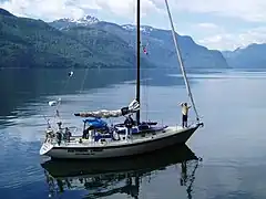 Un velero explora el tramo Princesa Real  del Jervis Inlet.